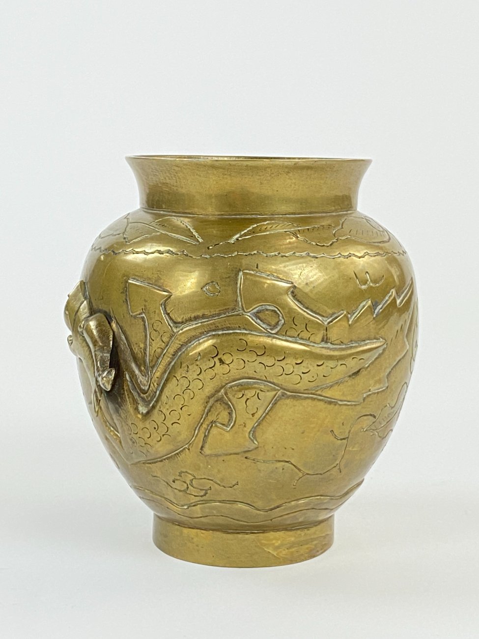 DN0056-vazonai-ir-vazos-4 Žalvarinė rytietiška vaza su drakonų atvaizdu 13x14x14 cm