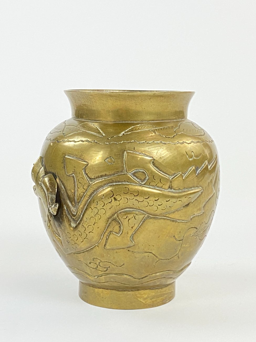 DN0056-vazonai-ir-vazos-5 Žalvarinė rytietiška vaza su drakonų atvaizdu 13x14x14 cm