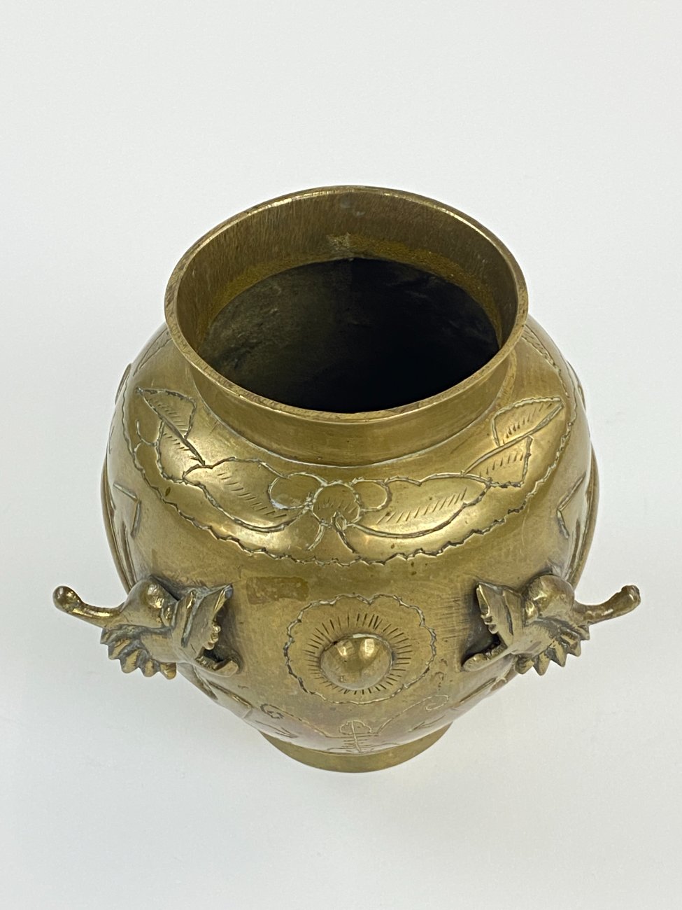 DN0056-vazonai-ir-vazos-6 Žalvarinė rytietiška vaza su drakonų atvaizdu 13x14x14 cm