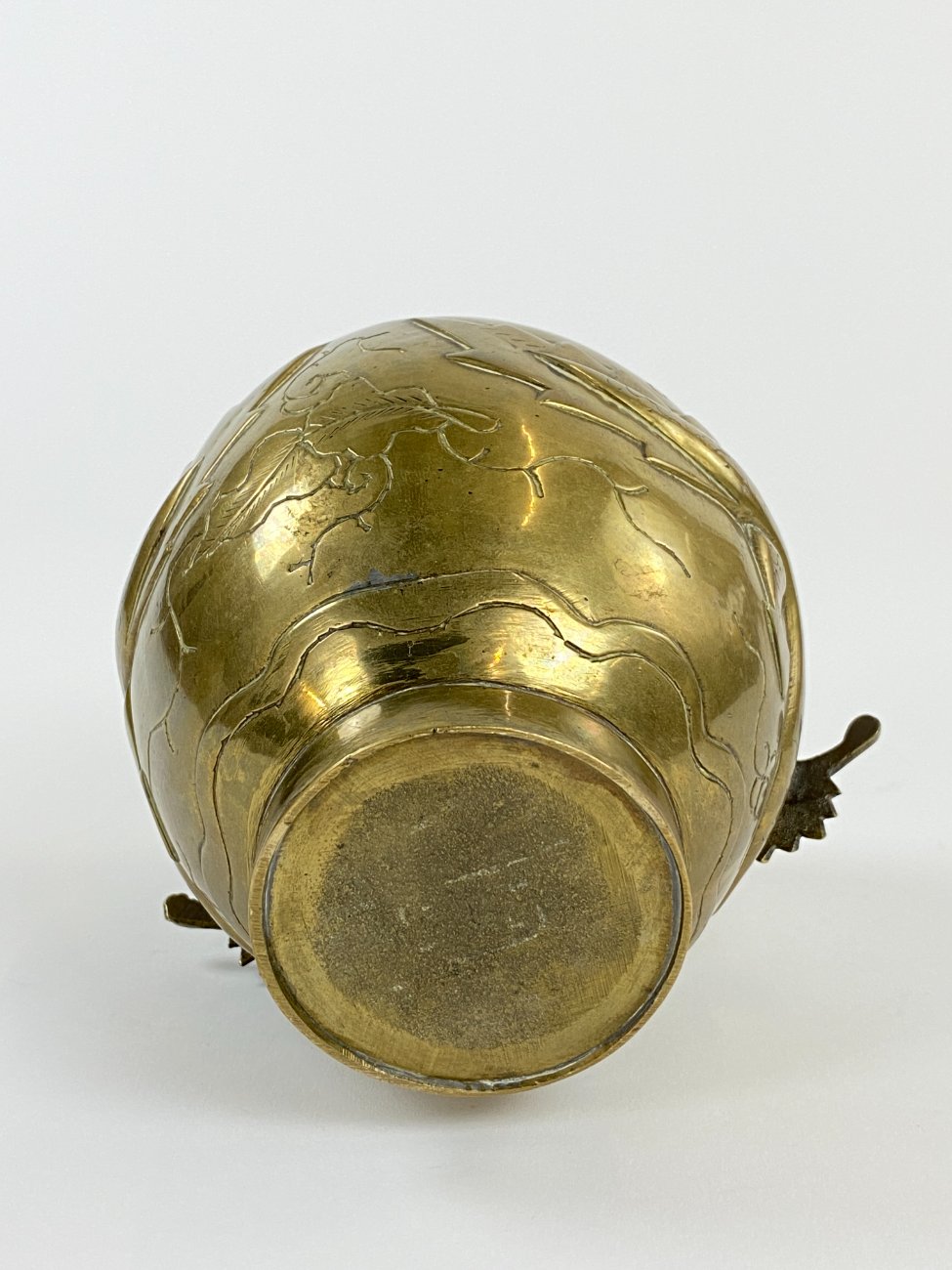 DN0056-vazonai-ir-vazos-8 Žalvarinė rytietiška vaza su drakonų atvaizdu 13x14x14 cm