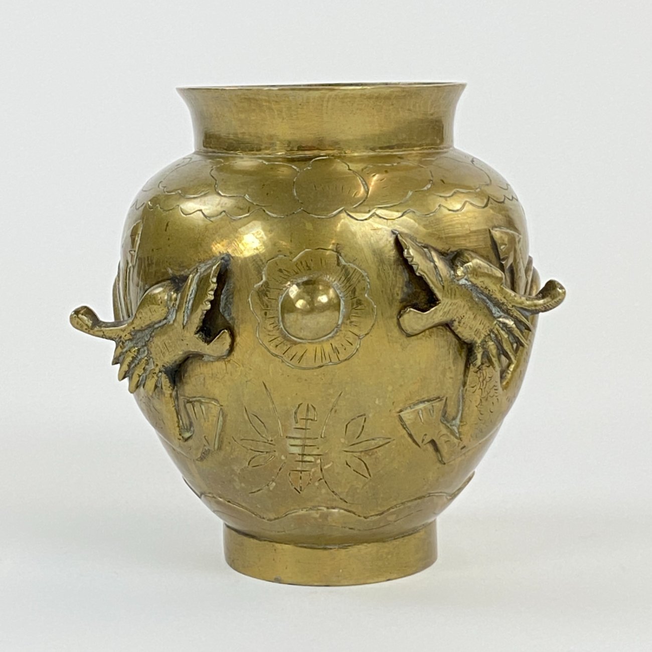 DN0057-vazonai-ir-vazos-0 Žalvarinė rytietiška vaza su drakonų atvaizdu 12,5×13,5×14 cm