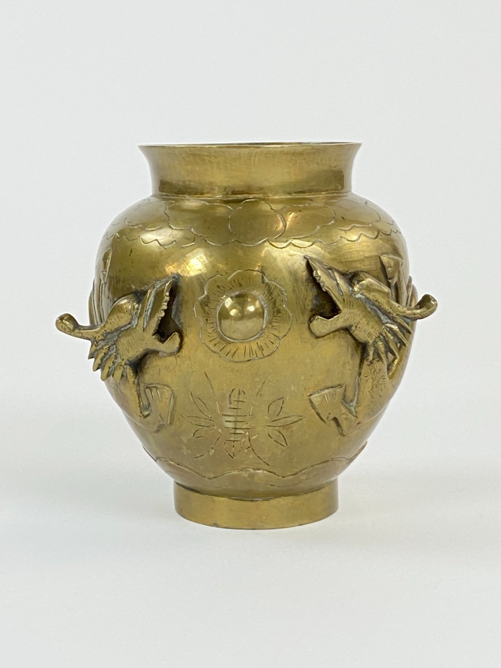 DN0057-vazonai-ir-vazos-1 Žalvarinė rytietiška vaza su drakonų atvaizdu 12,5×13,5×14 cm