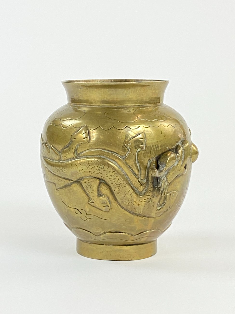 DN0057-vazonai-ir-vazos-3 Žalvarinė rytietiška vaza su drakonų atvaizdu 12,5×13,5×14 cm