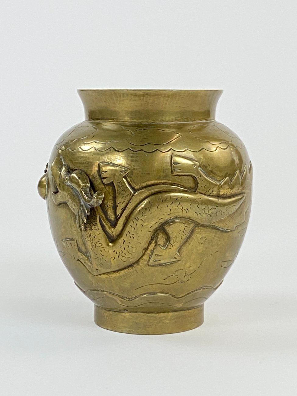 DN0057-vazonai-ir-vazos-4 Žalvarinė rytietiška vaza su drakonų atvaizdu 12,5×13,5×14 cm