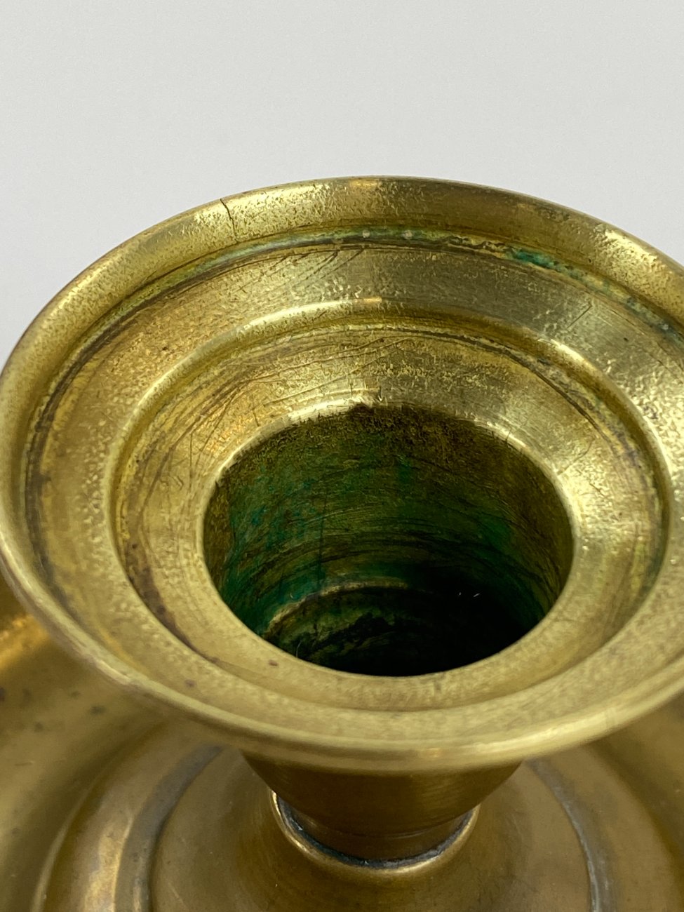 DN0060-zvakides-10 Žalvarinė žvakidė 12,5×12,5×6,5 cm