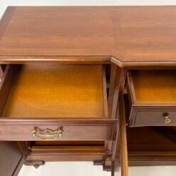 Klasikinio stiliaus plati riešutmedžio komoda 52x251x97 cm