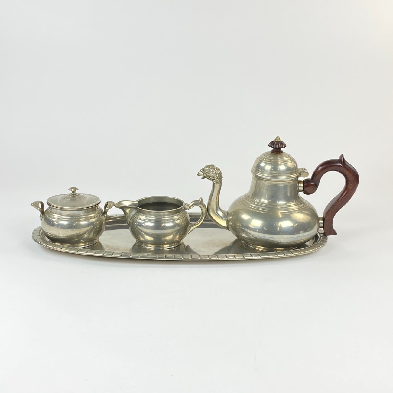 DN0063-servizai-0 Prancūziškas arbatinuko, cukrinės, ąsotėlio ir padėklo servizas iš alavo