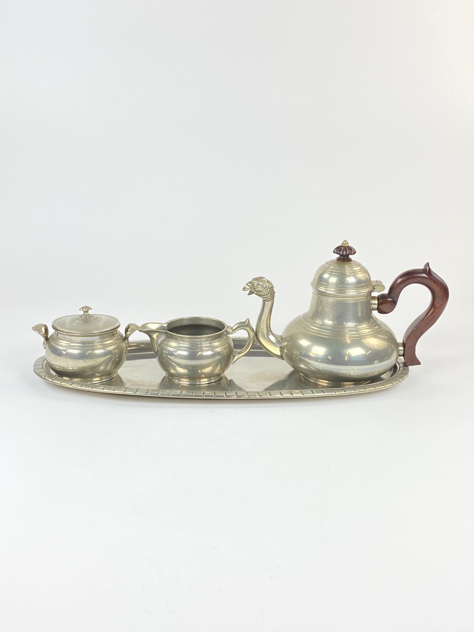 DN0063-servizai-1 Prancūziškas arbatinuko, cukrinės, ąsotėlio ir padėklo servizas iš alavo