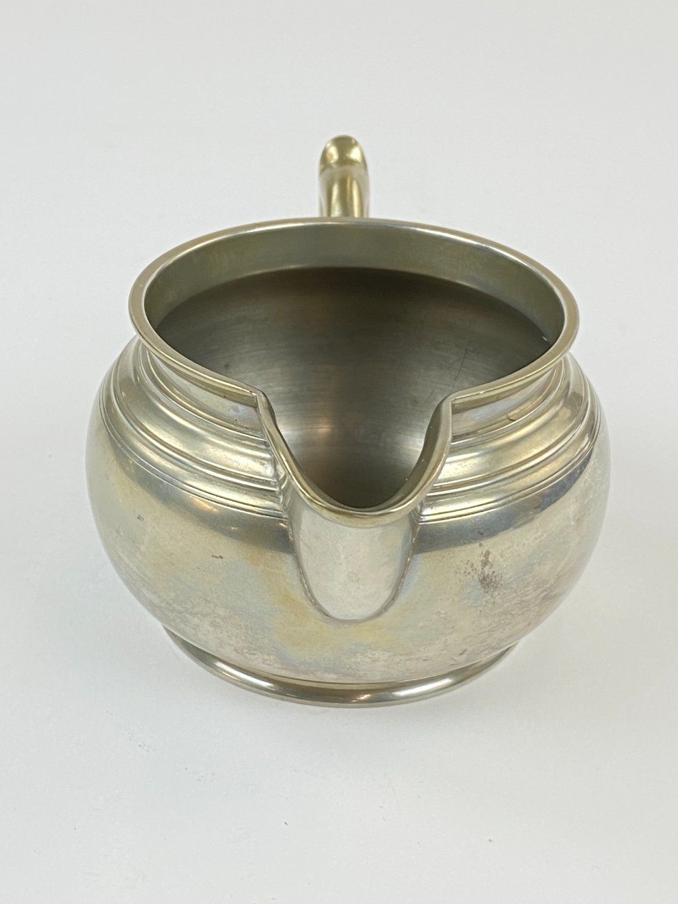 DN0063-servizai-11 Prancūziškas arbatinuko, cukrinės, ąsotėlio ir padėklo servizas iš alavo