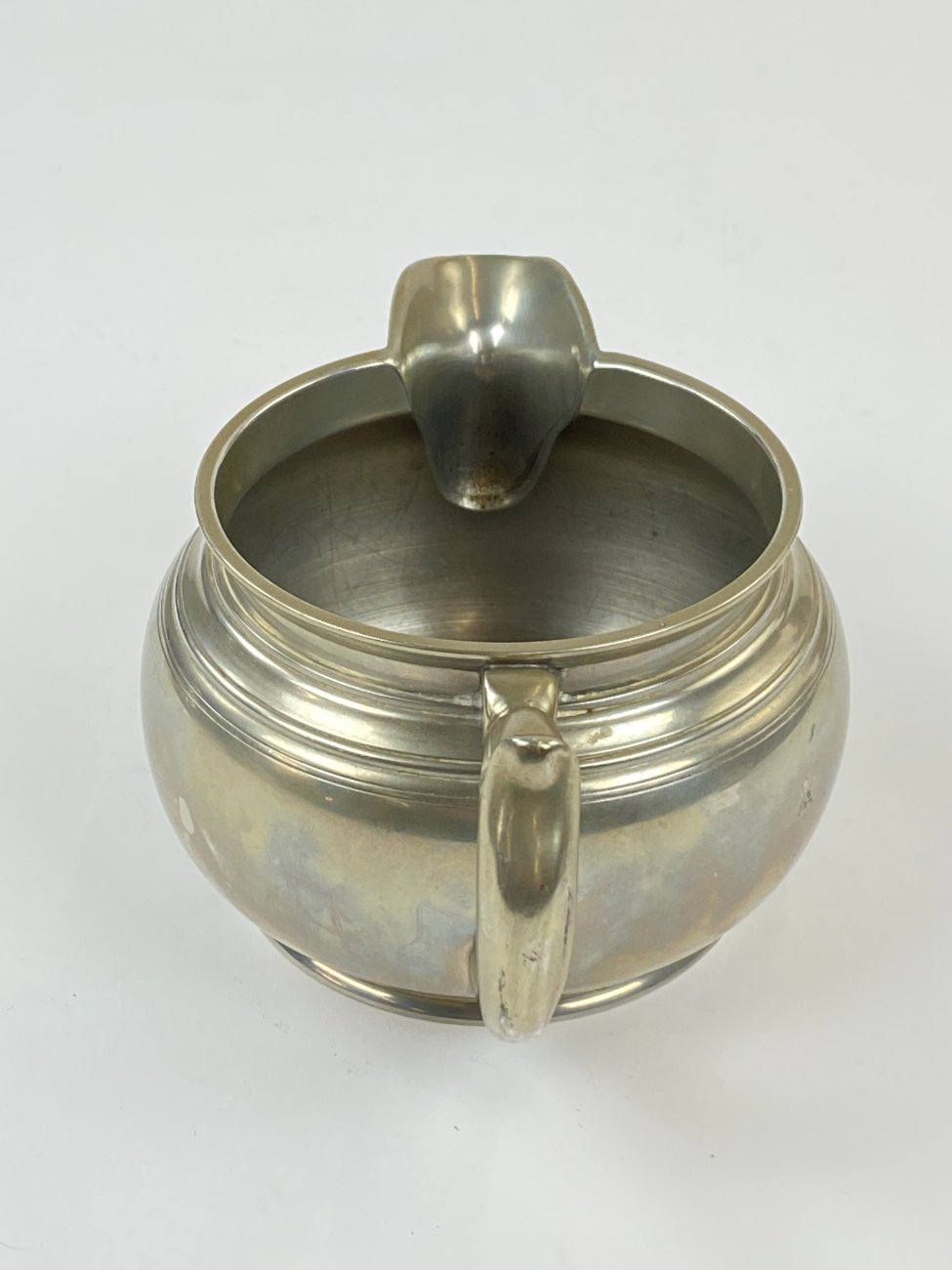 DN0063-servizai-12 Prancūziškas arbatinuko, cukrinės, ąsotėlio ir padėklo servizas iš alavo