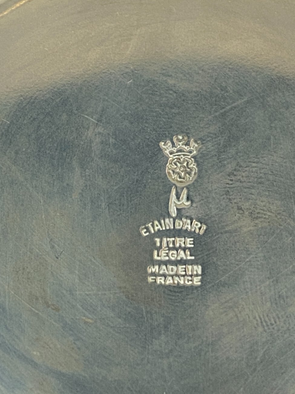 DN0063-servizai-14 Prancūziškas arbatinuko, cukrinės, ąsotėlio ir padėklo servizas iš alavo