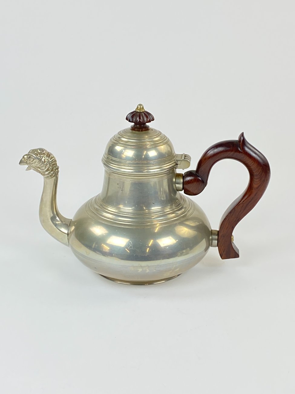 DN0063-servizai-15 Prancūziškas arbatinuko, cukrinės, ąsotėlio ir padėklo servizas iš alavo