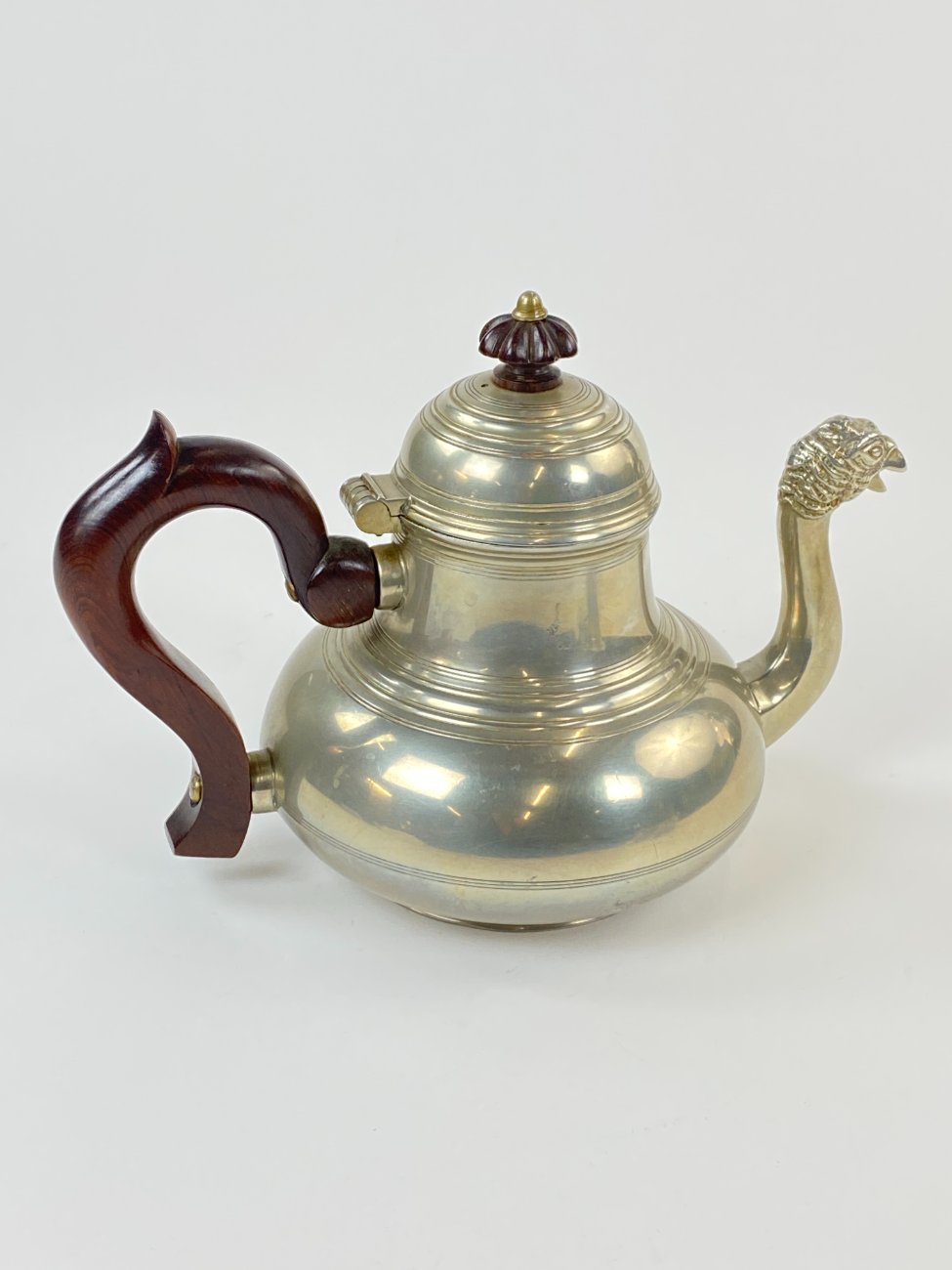 DN0063-servizai-16 Prancūziškas arbatinuko, cukrinės, ąsotėlio ir padėklo servizas iš alavo