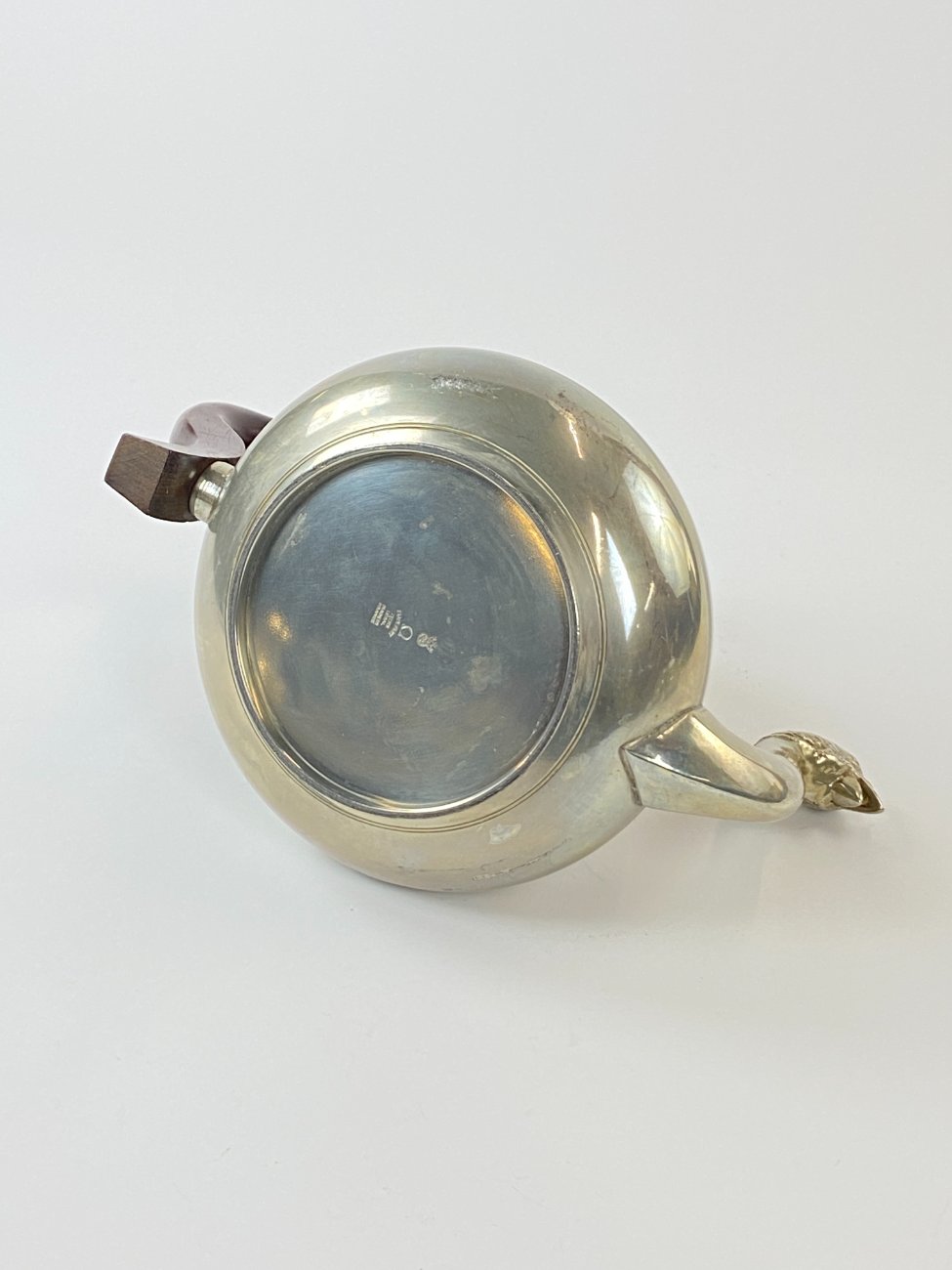 DN0063-servizai-17 Prancūziškas arbatinuko, cukrinės, ąsotėlio ir padėklo servizas iš alavo