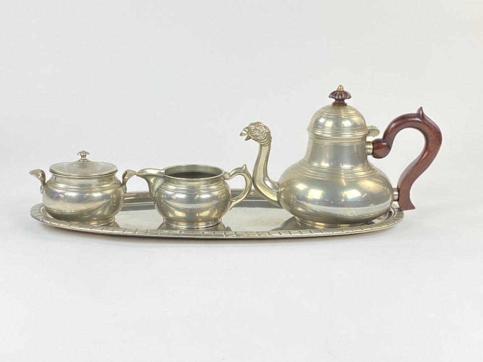 DN0063-servizai-2 Prancūziškas arbatinuko, cukrinės, ąsotėlio ir padėklo servizas iš alavo