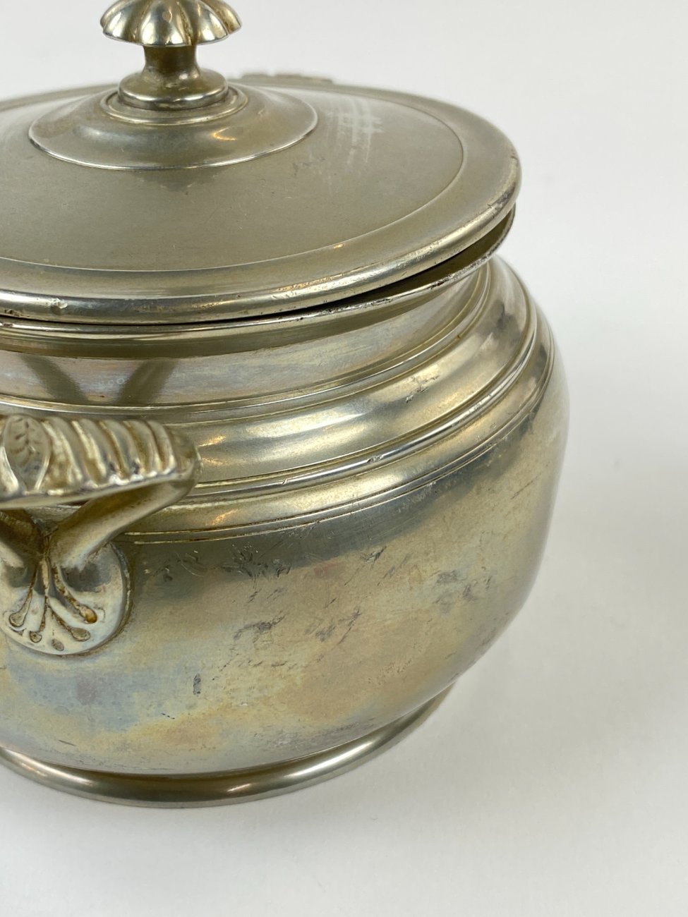 DN0063-servizai-20 Prancūziškas arbatinuko, cukrinės, ąsotėlio ir padėklo servizas iš alavo