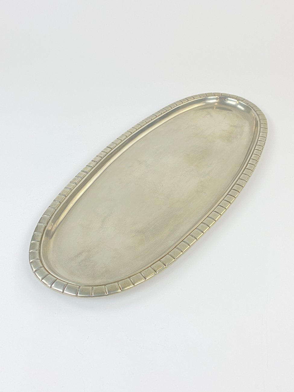 DN0063-servizai-3 Prancūziškas arbatinuko, cukrinės, ąsotėlio ir padėklo servizas iš alavo