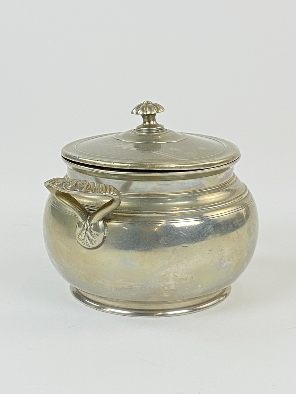 DN0063-servizai-6 Prancūziškas arbatinuko, cukrinės, ąsotėlio ir padėklo servizas iš alavo