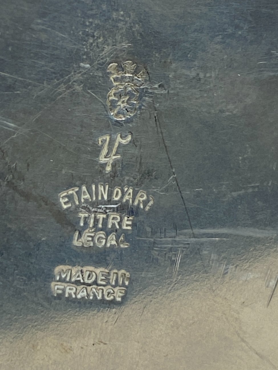 DN0063-servizai-9 Prancūziškas arbatinuko, cukrinės, ąsotėlio ir padėklo servizas iš alavo