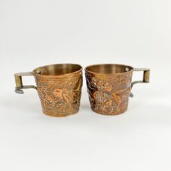 Variniai bareljefiniai puodeliai (150 ml) su medžioklės motyvais 2 vnt. kompl. 8×10,5×7 cm