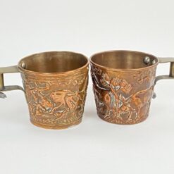 Variniai bareljefiniai puodeliai (150 ml) su medžioklės motyvais 2 vnt. kompl. 8×10,5×7 cm