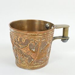 Variniai bareljefiniai puodeliai (150 ml) su medžioklės motyvais 2 vnt. kompl. 8×10,5×7 cm