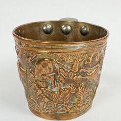 Variniai bareljefiniai puodeliai (150 ml) su medžioklės motyvais 2 vnt. kompl. 8×10,5×7 cm