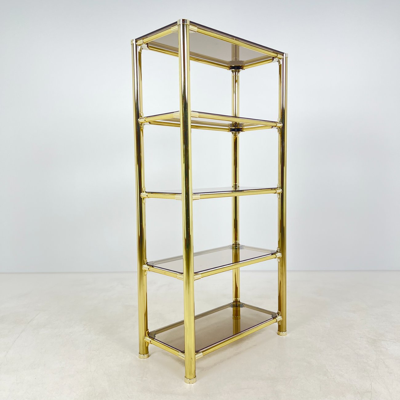 DN0072-lentynos-0 Pastatoma aukso spalvos metalinio rėmo lentyna su stiklu 42×82,5×166 cm