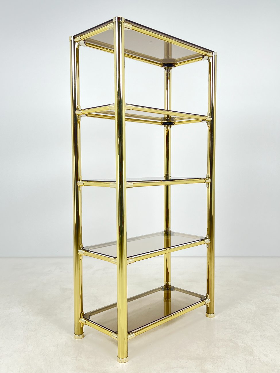 DN0072-lentynos-1 Pastatoma aukso spalvos metalinio rėmo lentyna su stiklu 42×82,5×166 cm