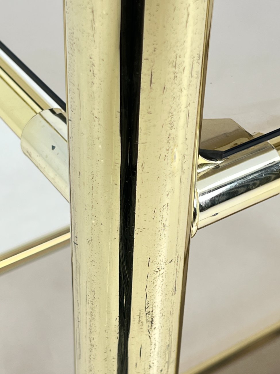 DN0072-lentynos-11 Pastatoma aukso spalvos metalinio rėmo lentyna su stiklu 42×82,5×166 cm