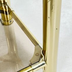 Pastatoma aukso spalvos metalinio rėmo lentyna su stiklu 42×82,5×166 cm