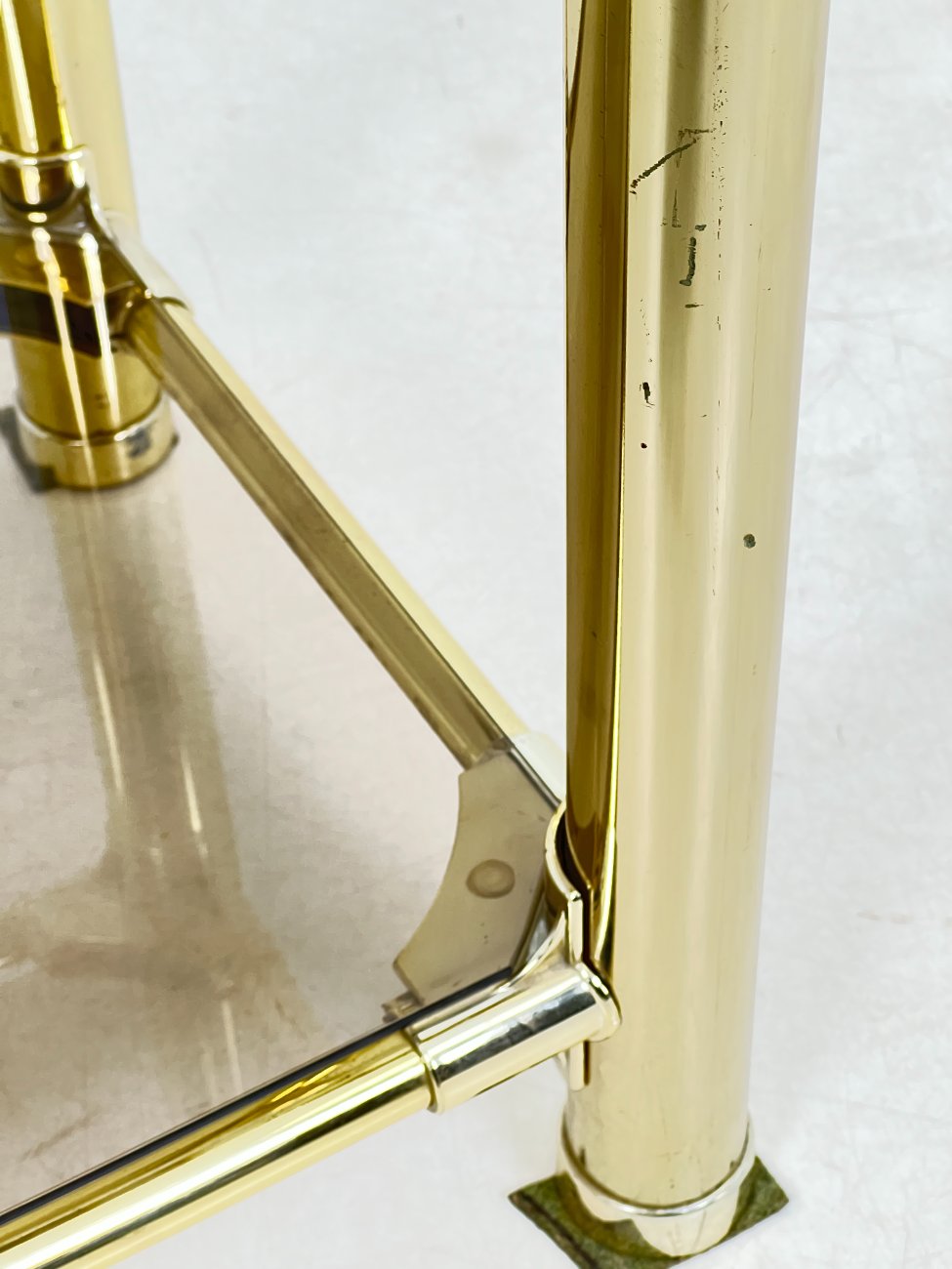 DN0072-lentynos-12 Pastatoma aukso spalvos metalinio rėmo lentyna su stiklu 42×82,5×166 cm