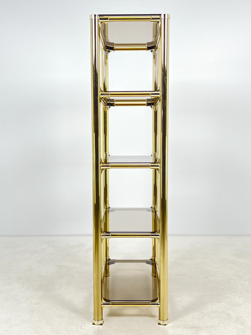 DN0072-lentynos-4 Pastatoma aukso spalvos metalinio rėmo lentyna su stiklu 42×82,5×166 cm