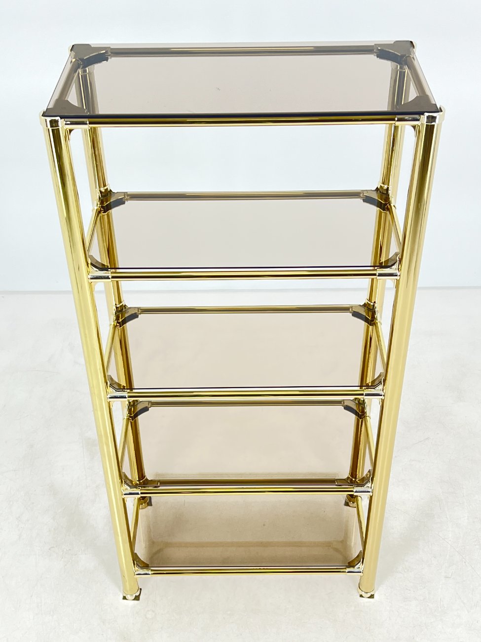 DN0072-lentynos-6 Pastatoma aukso spalvos metalinio rėmo lentyna su stiklu 42×82,5×166 cm