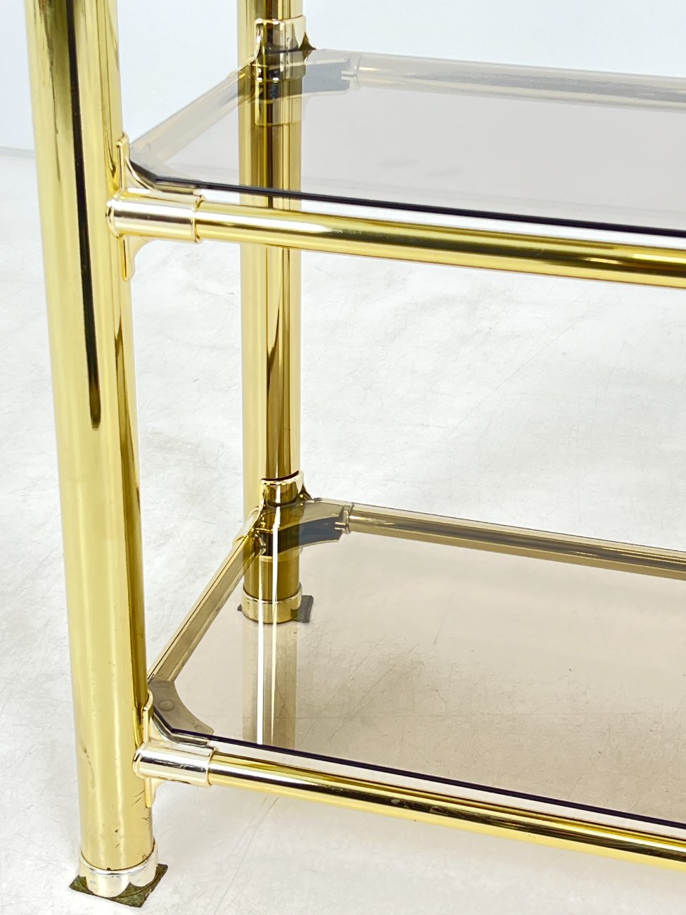 DN0072-lentynos-7 Pastatoma aukso spalvos metalinio rėmo lentyna su stiklu 42×82,5×166 cm