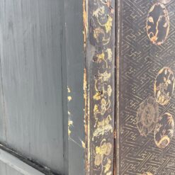 Senovinė juodos spalvos rytietiška komoda su piešiniais 56,5x123x178,5 cm