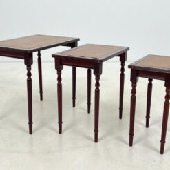 Raudonmedžio lizdiniai staliukai 3 vnt. komplektas 37×55,5×50,5 cm