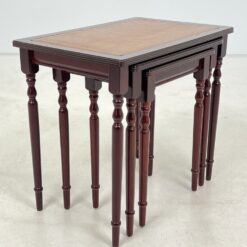 Raudonmedžio lizdiniai staliukai 3 vnt. komplektas 37×55,5×50,5 cm