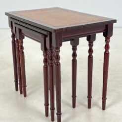 Raudonmedžio lizdiniai staliukai 3 vnt. komplektas 37×55,5×50,5 cm