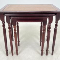 Raudonmedžio lizdiniai staliukai 3 vnt. komplektas 37×55,5×50,5 cm