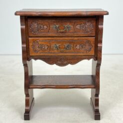 Ąžuolinė drožinėta konsolė su dviejais stalčiais ir lentynėle 33x63x81 cm