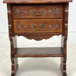 Ąžuolinė drožinėta konsolė su dviejais stalčiais ir lentynėle 33x63x81 cm