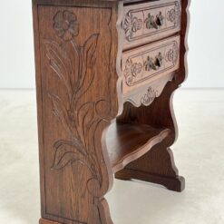 Ąžuolinė drožinėta konsolė su dviejais stalčiais ir lentynėle 33x63x81 cm