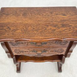 Ąžuolinė drožinėta konsolė su dviejais stalčiais ir lentynėle 33x63x81 cm