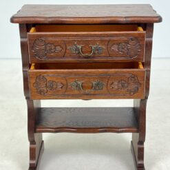 Ąžuolinė drožinėta konsolė su dviejais stalčiais ir lentynėle 33x63x81 cm