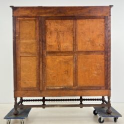 Ąžuolinė drožinėta trijų durų knygų spinta 50x168x179 cm