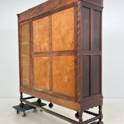 Ąžuolinė drožinėta trijų durų knygų spinta 50x168x179 cm