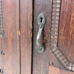 Ąžuolinė drožinėta trijų durų knygų spinta 50x168x179 cm