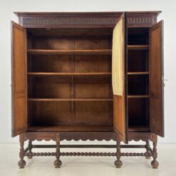 Ąžuolinė drožinėta trijų durų knygų spinta 50x168x179 cm