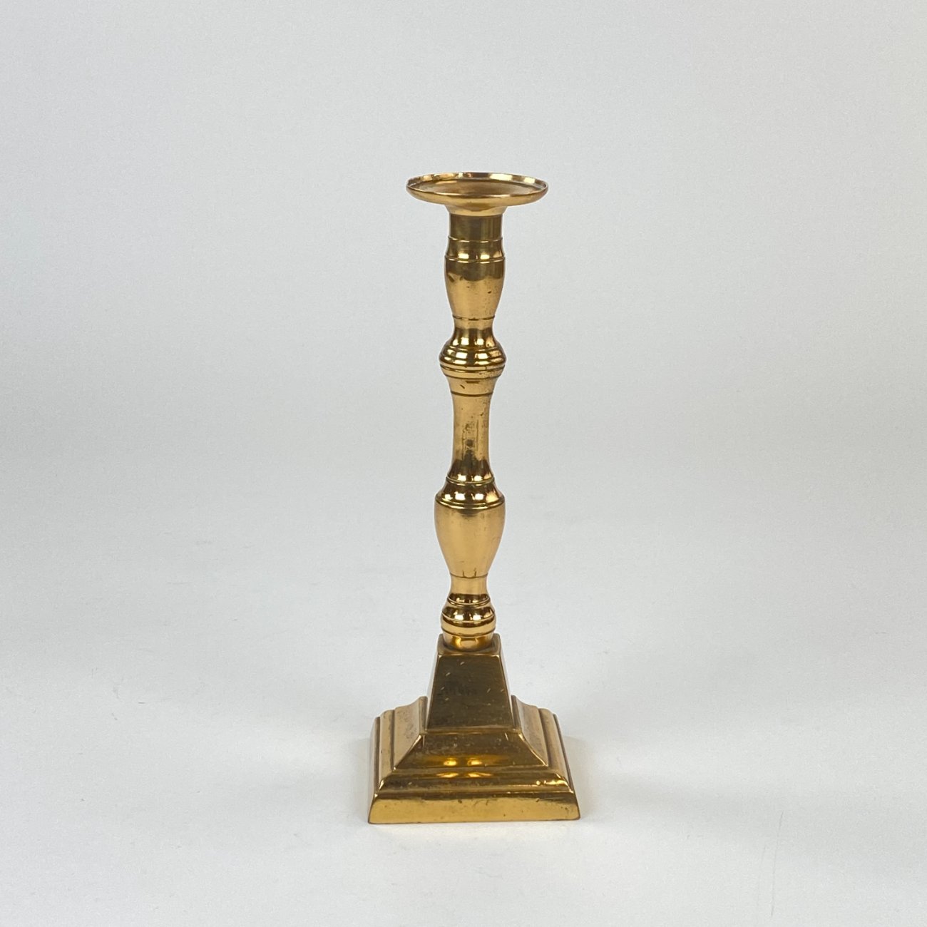 DN0098-zvakides-0 Žalvarinė žvakidė 8,5×8,5×24 cm